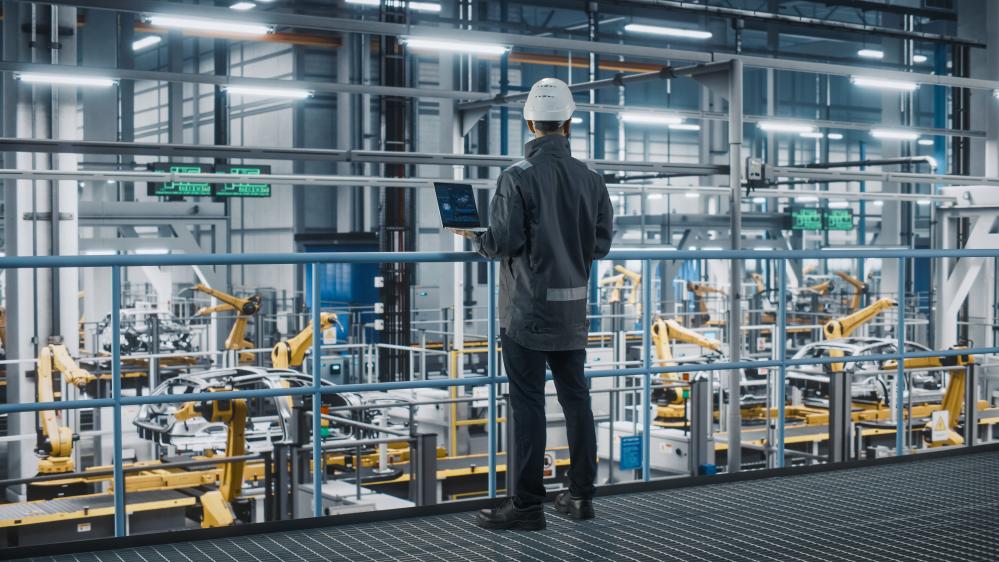 พนักงานกำลังตรวจตราโซลูชันโรงงานอัจฉริยะ