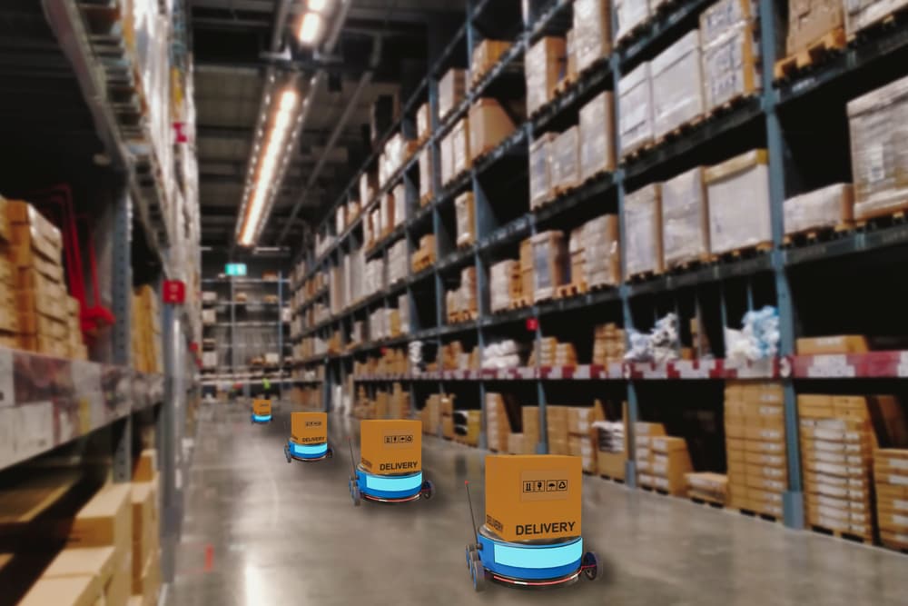 AGV ที่ใช้ในภาคอุตสาหกรรมกำลังเคลื่อนที่อยู่ในโรงงาน