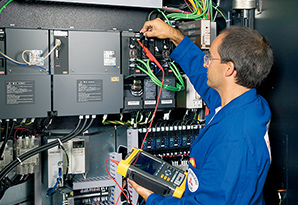 Our field engineer visits customers’ site to repair the CNC system.